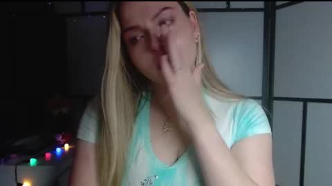 Snapshot of britneyglow chatting on December 16, 2024, 1:42 am BritneyGlow online show from December 16, 2024, 1:42 am