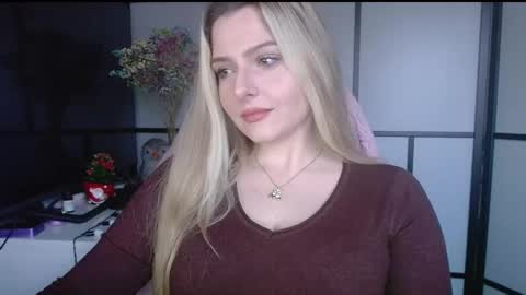 Snapshot of britneyglow chatting on December 19, 2024, 2:13 pm BritneyGlow online show from December 19, 2024, 2:13 pm