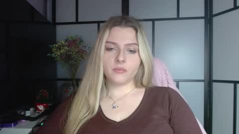 Snapshot of britneyglow chatting on December 19, 2024, 5:18 pm BritneyGlow online show from December 19, 2024, 5:18 pm