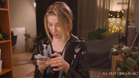 Snapshot of bronnica chatting on December 23, 2024, 4:06 pm Anna online show from December 23, 2024, 4:06 pm