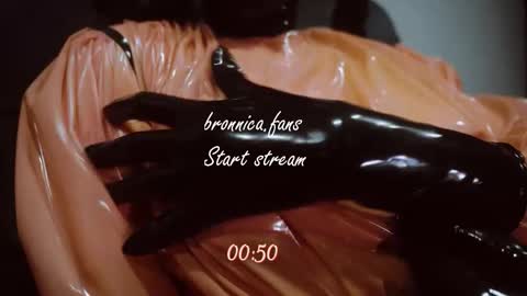 Snapshot of bronnica chatting on October 3, 2025, 4:26 pm Anna online show from October 3, 2025, 4:26 pm