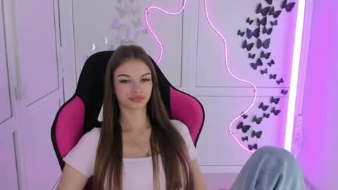 Snapshot of brooklunglow_ chatting on July 3, 2026, 6:53 am Vlada online show from July 3, 2026, 6:53 am