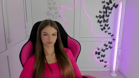 Snapshot of brooklunglow_ chatting on July 13, 2026, 12:41 pm Vlada online show from July 13, 2026, 12:41 pm
