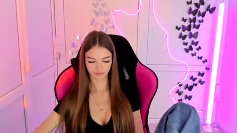 Snapshot of brooklunglow_ chatting on July 24, 2026, 12:25 pm Vlada online show from July 24, 2026, 12:25 pm