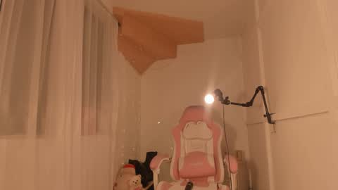 Nat  Independent model  Please help me to reach 200 thumbs up online show from December 29, 2024, 1:24 am