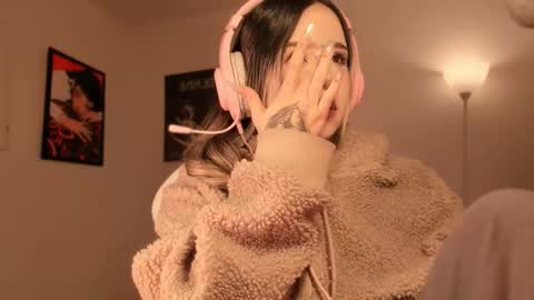 Nat  Independent model  Please help me to reach 200 thumbs up online show from January 15, 2026, 4:17 am