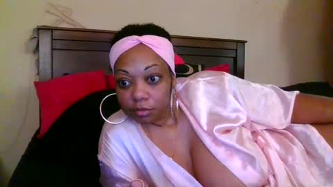 Snapshot of brownroundrenee chatting on June 23, 2026, 11:19 am brownroundrenee online show from June 23, 2026, 11:19 am