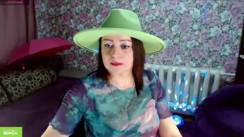 Julia online show from April 22, 2026, 8:32 pm