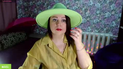 Julia online show from April 25, 2026, 9:01 pm