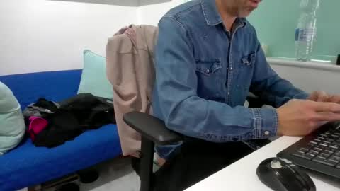 Snapshot of bubblebumdave chatting on November 5, 2025, 2:39 pm Bubblebum online show from November 5, 2025, 2:39 pm