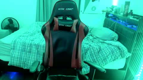 Snapshot of buffsexyman24 chatting on February 26, 2025, 2:37 am buffsexyman24 online show from February 26, 2025, 2:37 am