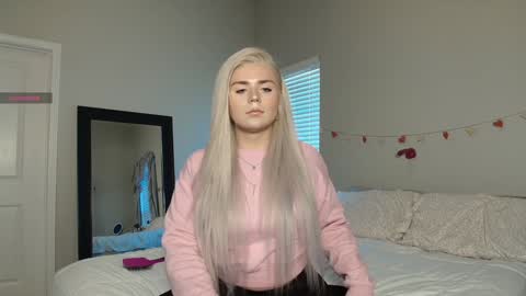 Snapshot of buitifulblonde chatting on January 19, 2025, 6:43 pm buitifulblonde online show from January 19, 2025, 6:43 pm