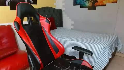 bull_cam online show from December 19, 2025, 4:47 pm