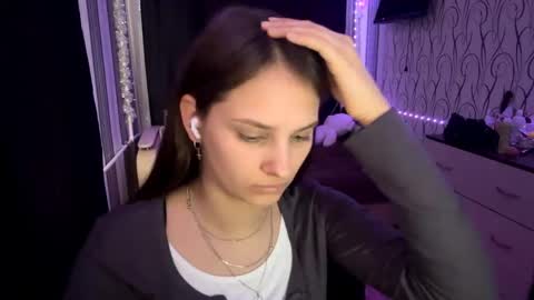 Snapshot of bunnytrussel chatting on May 16, 2026, 1:32 pm Bella online show from May 16, 2026, 1:32 pm