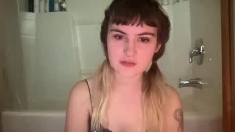esme gray online show from October 22, 2025, 10:20 pm