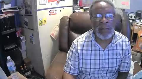 Snapshot of bushhunter23 chatting on December 4, 2025, 4:05 pm bushhunter23 online show from December 4, 2025, 4:05 pm