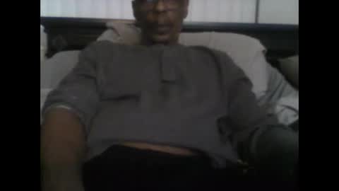 Snapshot of busturgutzgd11 chatting on December 15, 2024, 1:02 am Busturgutzgd1 online show from December 15, 2024, 1:02 am