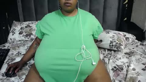 Snapshot of bustyqueenx25 chatting on November 13, 2025, 8:24 am bustyqueenx25 online show from November 13, 2025, 8:24 am