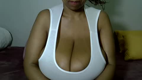 bustytessa37 online show from May 12, 2026, 4:26 pm