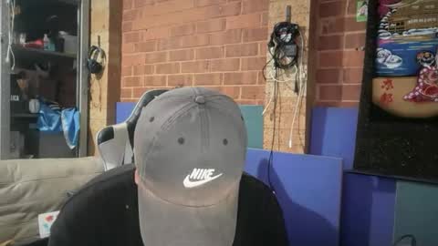 buzzzzzzz01 online show from December 14, 2025, 8:41 am