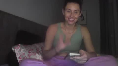 Snapshot of calicambri chatting on January 4, 2025, 5:16 am The Cali Cambri online show from January 4, 2025, 5:16 am