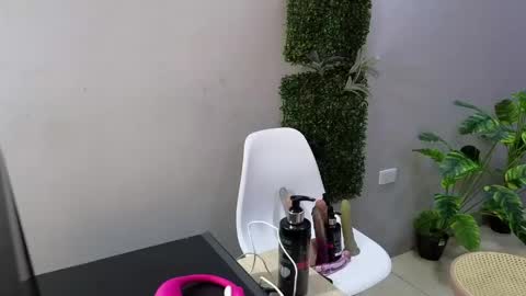 Snapshot of camil_milfdream chatting on May 1, 2026, 11:04 am Camil online show from May 1, 2026, 11:04 am
