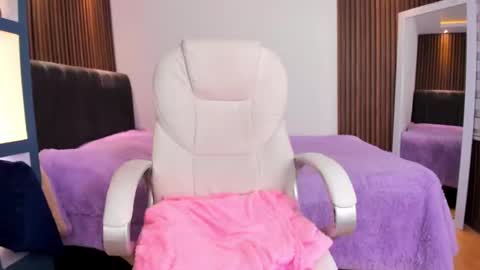 camila_martinez9 online show from February 12, 2025, 11:29 am