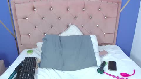 Camila online show from November 15, 2025, 11:32 pm