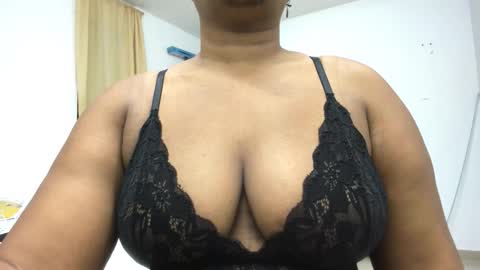 Camila online show from November 21, 2025, 10:25 am