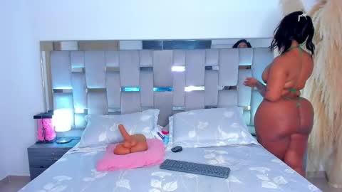 Camila online show from April 13, 2026, 4:23 pm