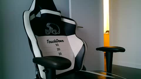 Snapshot of canadianstud18 chatting on June 2, 2026, 1:40 am Devon online show from June 2, 2026, 1:40 am