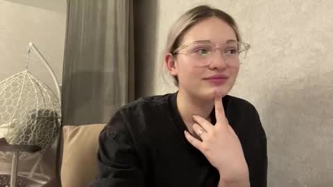 candelariahile online show from February 18, 2026, 3:30 pm