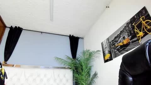 Candy  online show from November 6, 2025, 12:28 pm