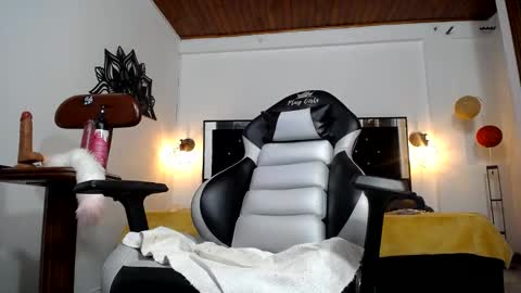 Snapshot of candy_hairy chatting on January 16, 2025, 8:00 am candy online show from January 16, 2025, 8:00 am