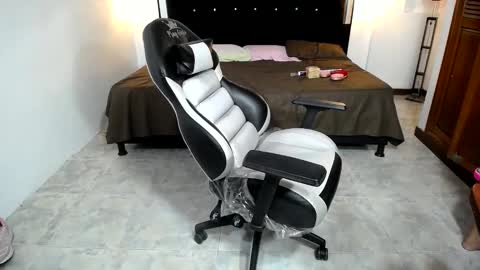 Snapshot of candy_hairy chatting on January 28, 2025, 11:50 pm candy online show from January 28, 2025, 11:50 pm