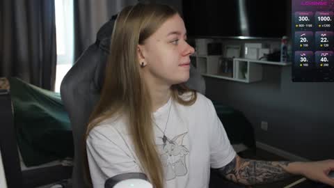 Snapshot of candy_meggie chatting on December 13, 2024, 9:35 am Megan online show from December 13, 2024, 9:35 am