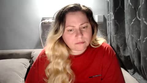 Snapshot of candycream74 chatting on April 21, 2026, 1:42 am Laura online show from April 21, 2026, 1:42 am