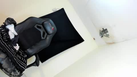 candyssluttt online show from April 23, 2026, 12:29 pm