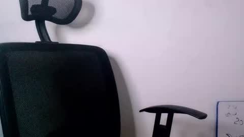 Snapshot of cardiboy chatting on October 3, 2025, 12:07 am Caroline muscular crossdresser mistress online show from October 3, 2025, 12:07 am