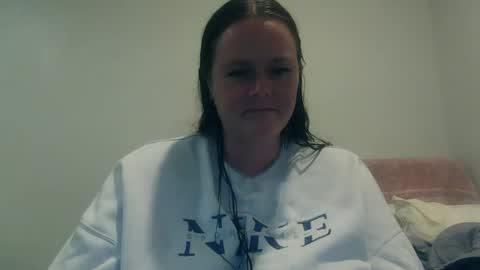 carinabro10 online show from October 7, 2025, 8:44 am