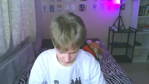 Snapshot of carl_kvirrr chatting on December 16, 2024, 11:33 am Carl online show from December 16, 2024, 11:33 am