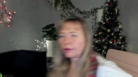 Carla Vogue online show from December 5, 2025, 10:57 am