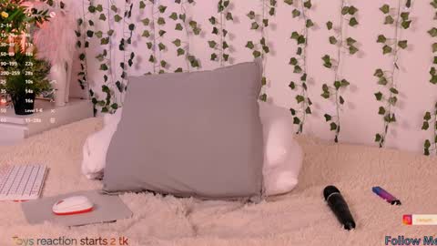 Snapshot of carlymilton chatting on January 18, 2025, 4:15 am Carly online show from January 18, 2025, 4:15 am