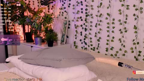 Snapshot of carlymilton chatting on February 8, 2025, 4:14 am Carly online show from February 8, 2025, 4:14 am