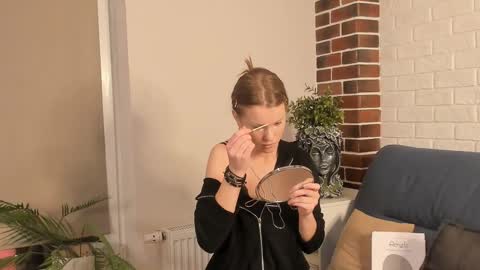 Snapshot of carlyneisenman chatting on November 27, 2025, 8:00 pm Eva online show from November 27, 2025, 8:00 pm