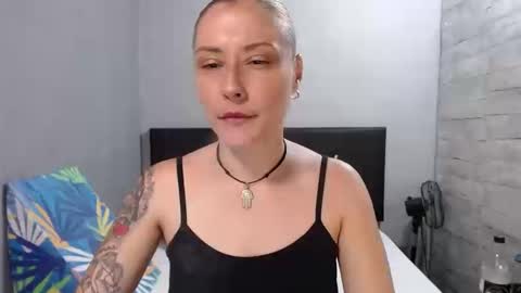 Caro milf  online show from September 15, 2025, 11:27 pm
