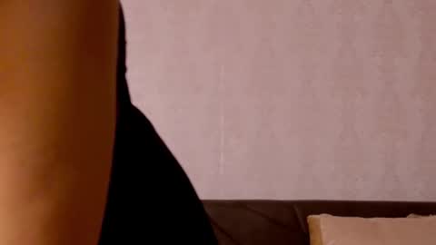 CaroJhones online show from December 1, 2025, 5:45 am