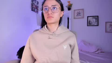 Snapshot of caroliine__ chatting on February 19, 2025, 8:20 pm Caroline online show from February 19, 2025, 8:20 pm