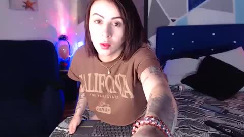 Snapshot of carolin_moore chatting on December 17, 2025, 1:11 am Carolin Moore online show from December 17, 2025, 1:11 am