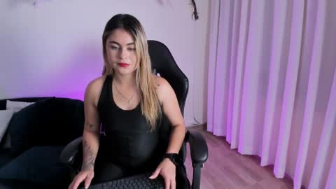 carolina_torres25 online show from April 10, 2026, 1:27 pm